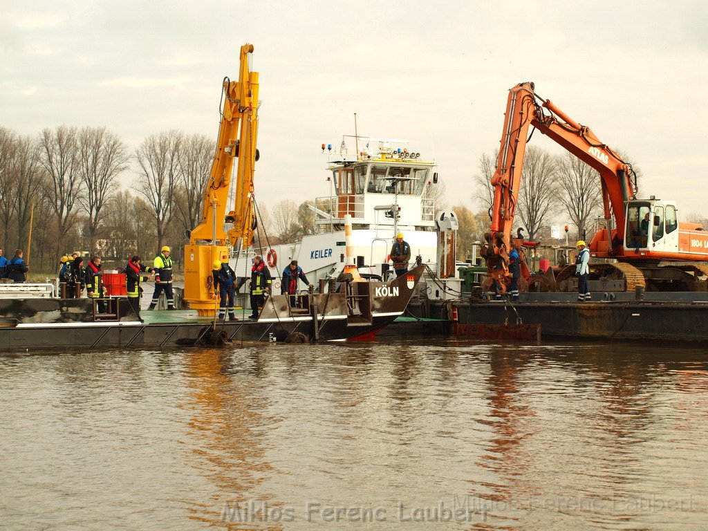 Bergung PKW im Rhein Hitdorfer Fähre P189435.JPG